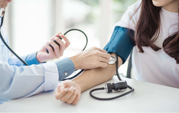 Thế nào là huyết áp kẹt? Nguyên nhân, dấu hiệu và cách xử lý khi bị huyết áp kẹt
